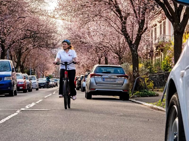 Foto mit Fahrrad und Fahrzeug auf der offiziellen Pflegedienstseite; Aufnahmedatum und heutiger Zustand unbestätigt