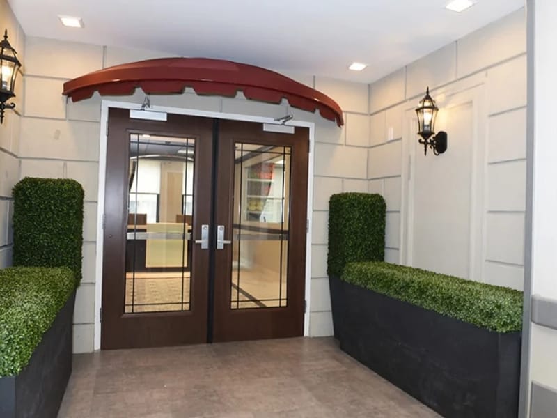 Entrance vestibule in The Riverside’s official gallery; photo date and present condition unconfirmed