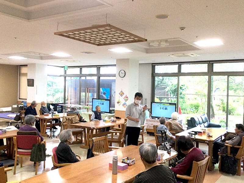 公式「玉泉」紹介の共用室。撮影日、人物の身元、現在の施設との一致は未確認