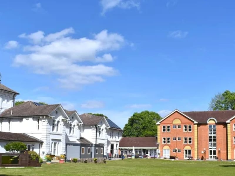 Knellwood - Nursing Home in Farnborough, England photo 5