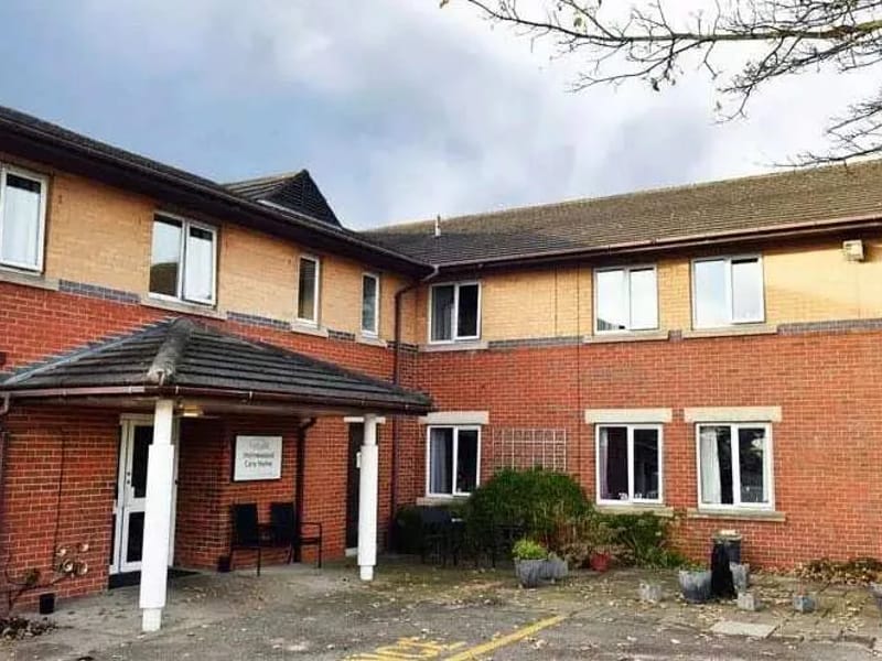 Holmewood Manor Care Home - Nursing Home in Chesterfield, England photo 2