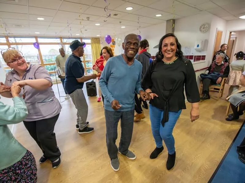 Heavers Court in London, England photo 2