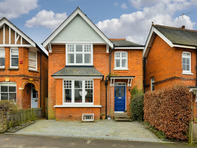 5 Fengates Road - Assisted Living in Redhill, England photo 2