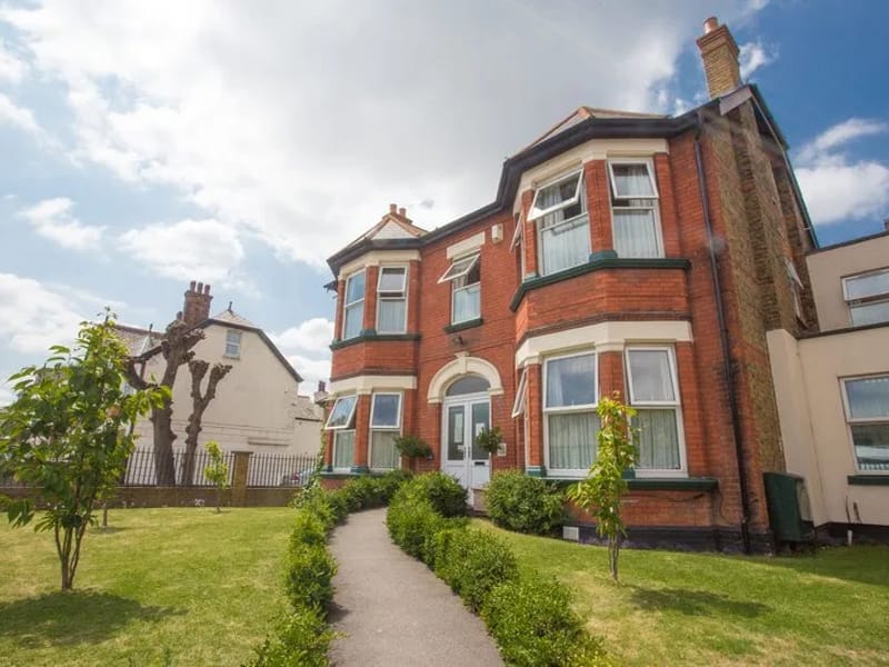 The Hollies Residential Home - Nursing Home in Gravesend, England photo 2