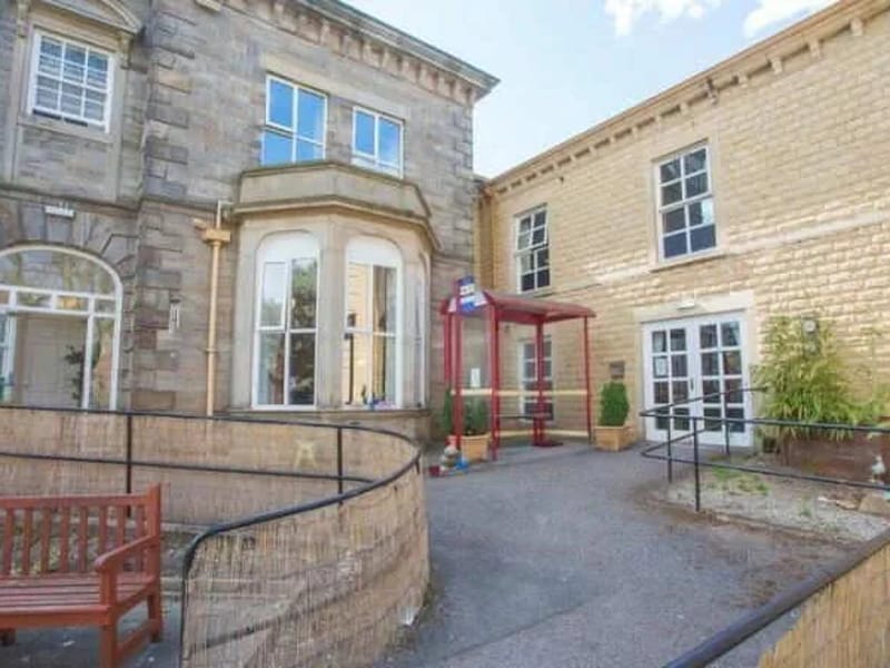 Aston Manor EMI Residential Home - Nursing Home in Dewsbury, England photo 3