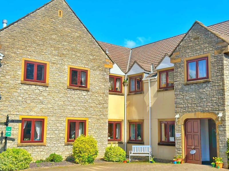 Arthurs Court Care Home - Nursing Home in Street, England photo 3
