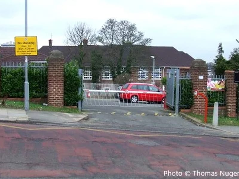 135 Tennyson Road - Assisted Living in Luton, England photo 3