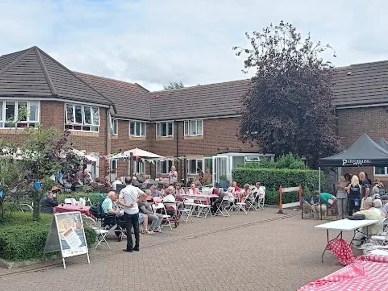 Queens Court Care Home - Nursing Home in Buckhurst Hill, England photo 6