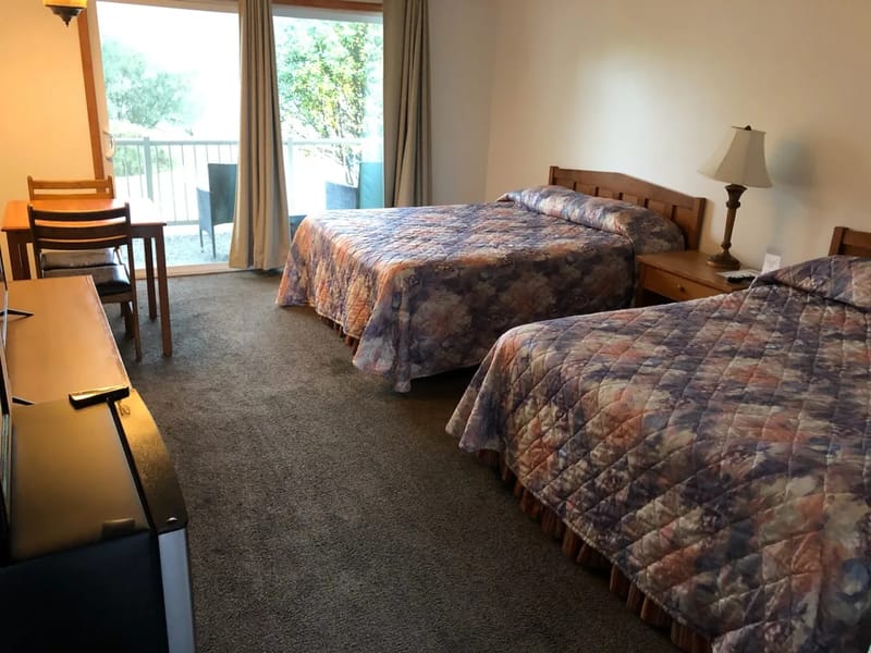 Lakeshore Lodge - Nursing Home in Etobicoke, ON photo 2