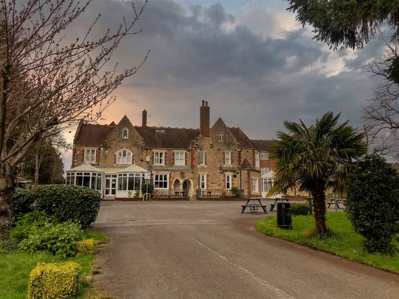 Larkfield - Assisted Living in Horley, England photo 2