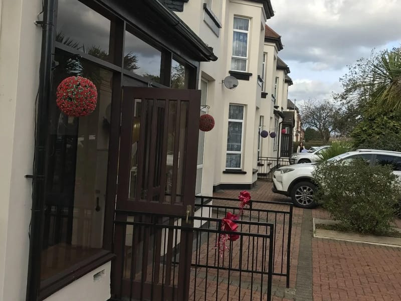 Hillsview Care  â Farm Road - Assisted Living in Rainham, England photo 2