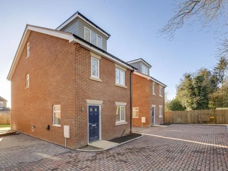 8 Deacon Close - Assisted Living in High Wycombe, England photo 2