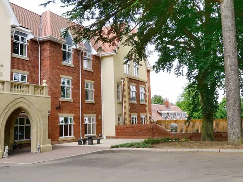 Foxholes Care Home - Nursing Home in Hitchin, England photo 2