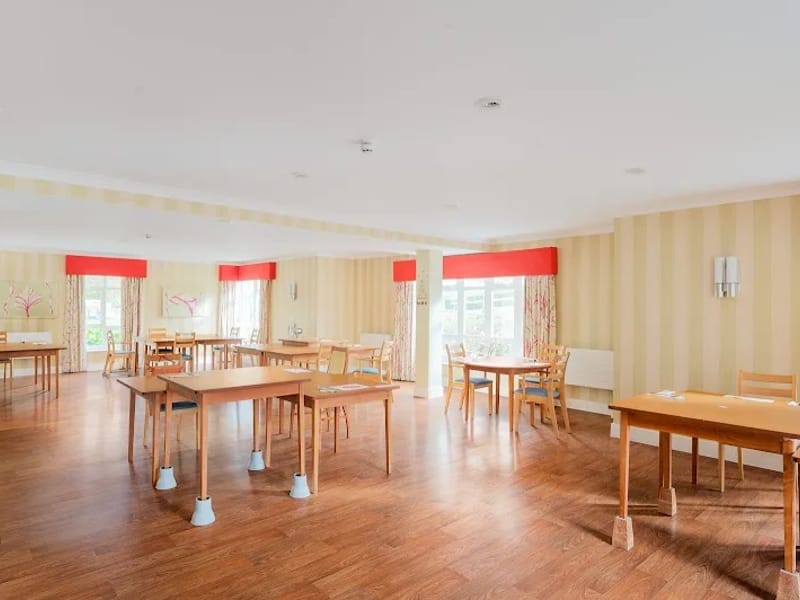 Care Outlook (New Larchwood) - Assisted Living in Brighton, England photo 9