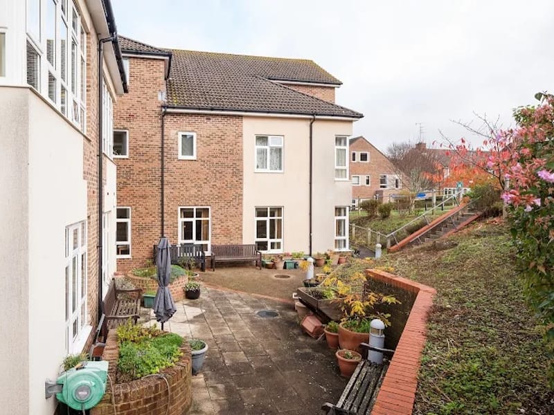 Care Outlook (New Larchwood) - Assisted Living in Brighton, England photo 3