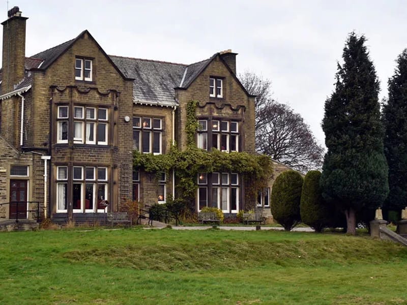 Longroyds and Pilling House Care Home - Assisted Living in Huddersfield, England photo 3