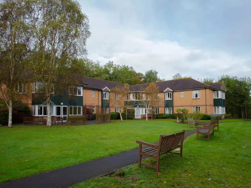 Pinewood Lodge - Nursing Home in Watford, England photo 2