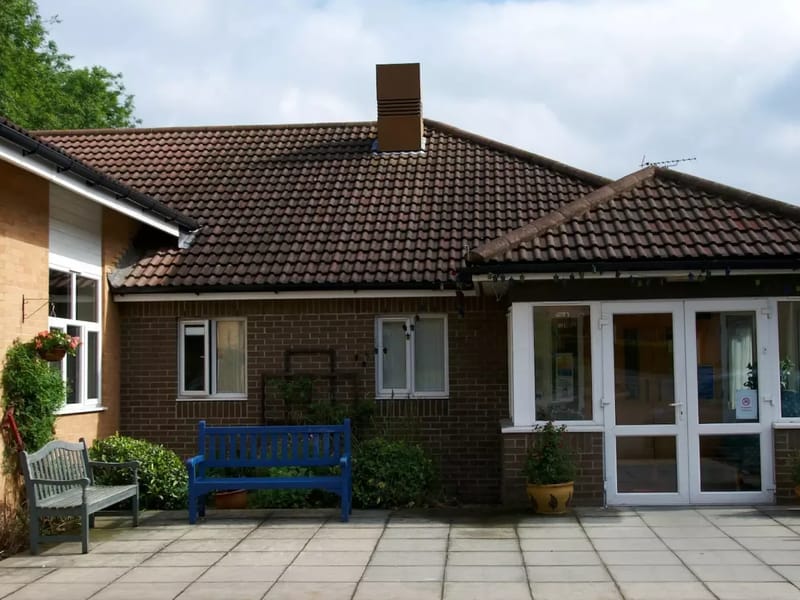 Pinewood Lodge - Nursing Home in Watford, England photo 3