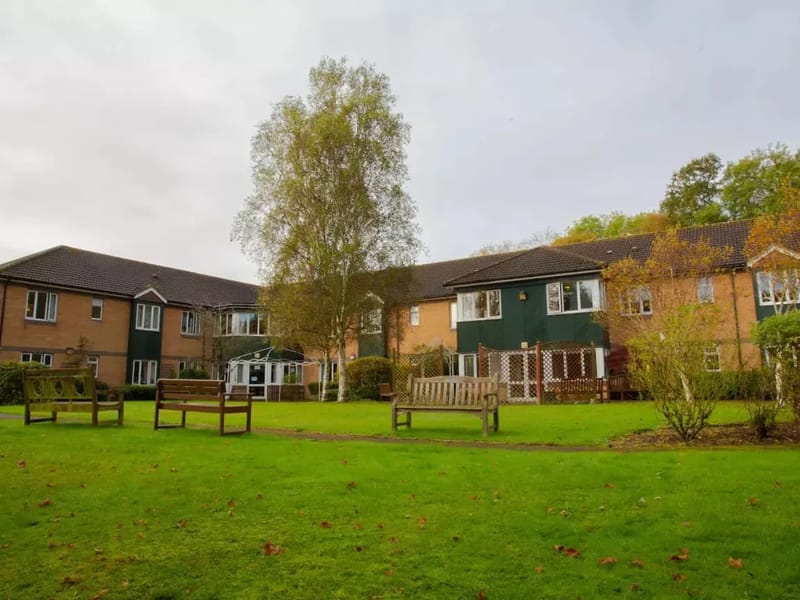 Pinewood Lodge - Nursing Home in Watford, England photo 1