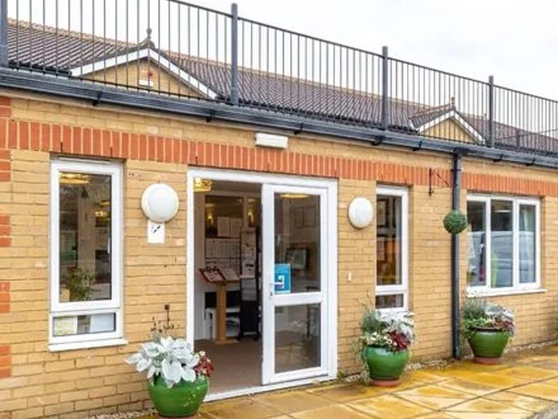Oaklands (Essex) - Nursing Home in Laindon, England photo 2