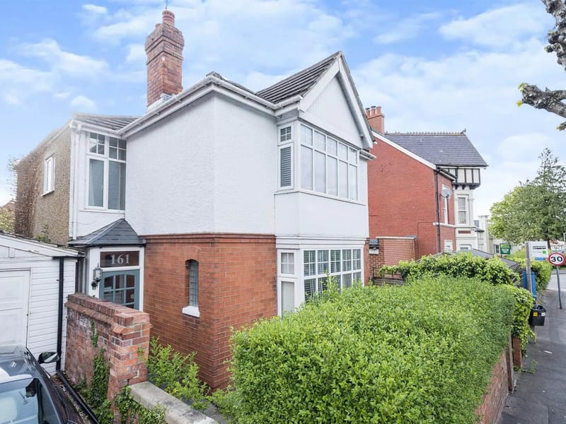 Goddard Avenue (145) in Swindon, England photo 3