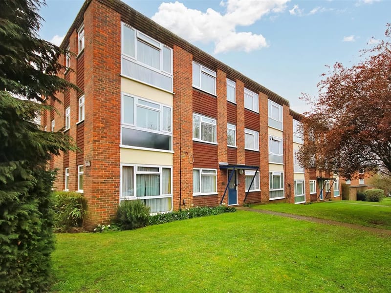 17 Heathcote Road - Assisted Living in Epsom, England photo 2