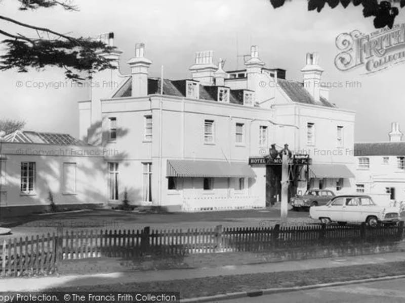 Moore Place - Assisted Living in Esher, England photo 2