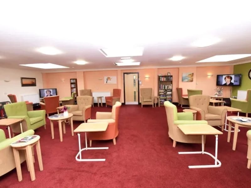 Oaklands Care Home - Assisted Living in Waterlooville, England photo 3