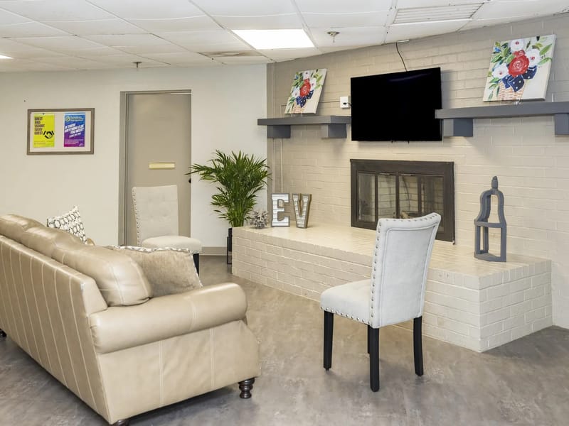 English Village Skilled Nursing and Therapy — Nursing Home, Altus, OK · photo 2