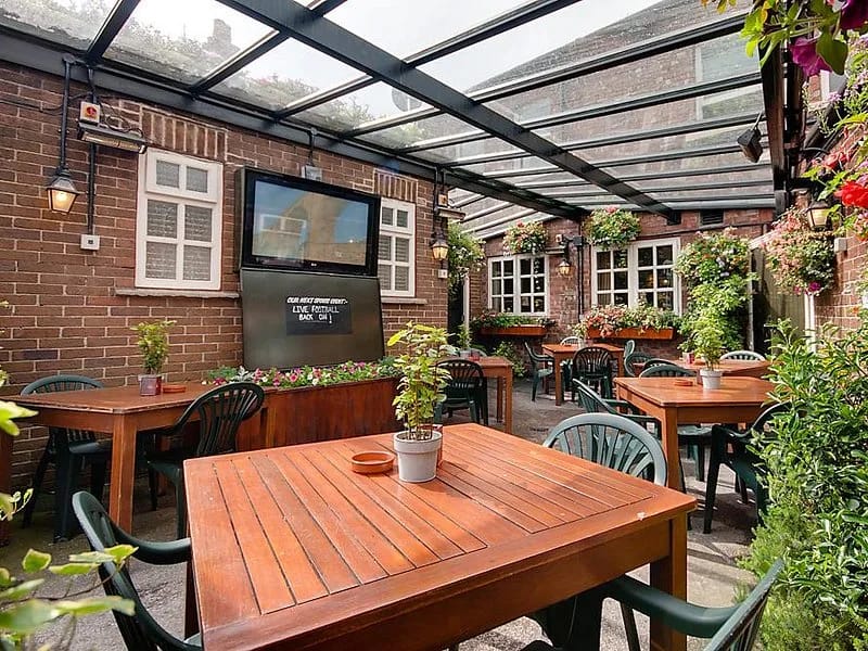 Griffin Lodge - Assisted Living in Cheadle, England photo 2