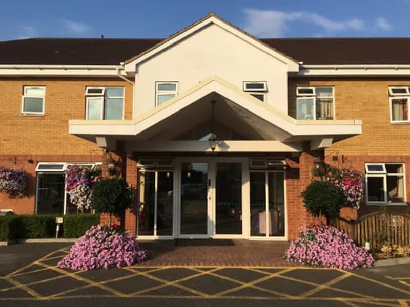 Larchfield House - Nursing Home in Maidenhead, England photo 3