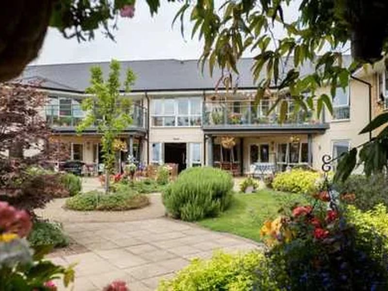 Larchfield House - Nursing Home in Maidenhead, England photo 5