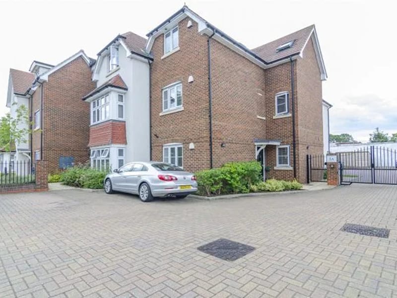 151 Chatteris Avenue - Nursing Home in Romford, England photo 2