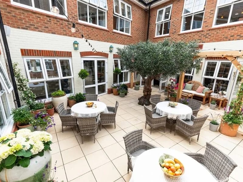 Parris Lawn - Assisted Living in Lewes, England photo 3