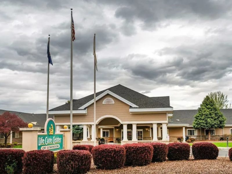 Royal Plaza Retirement Center - Assisted Living in Lewiston, ID photo 2