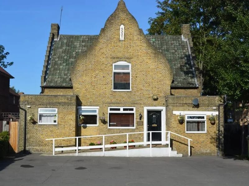 Ashbrook House - Assisted Living in Morden, England photo 3