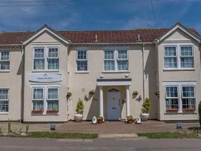 Hollyveer House - Assisted Living in Benfleet, England photo 2