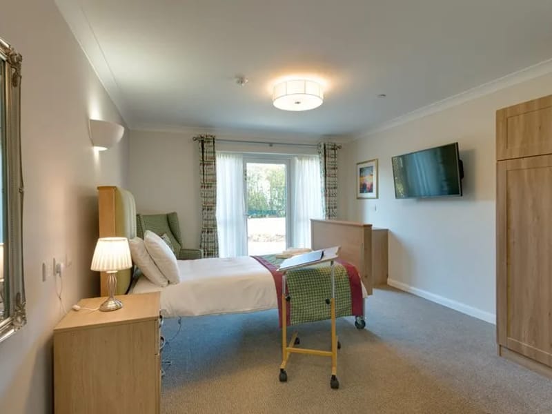 Bickerton House - Assisted Living in Bracknell, England photo 3