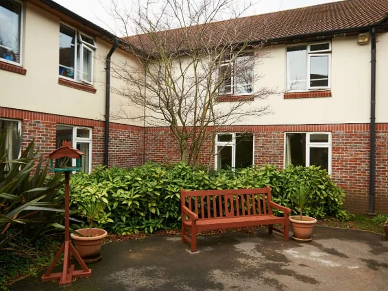 Darlington Court - Nursing Home in Rustington, England photo 1