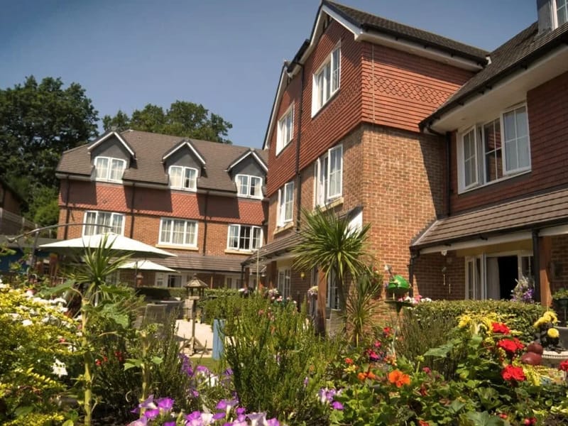 Hallmark Lakeview Luxury Care Home - Nursing Home in Lightwater, England photo 2
