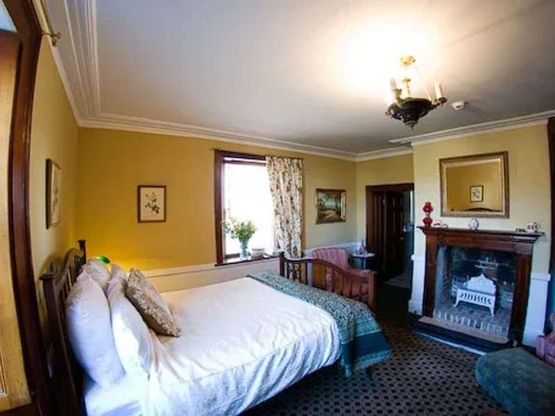 Simplified Staffing Carlton House in Epsom, England photo 3