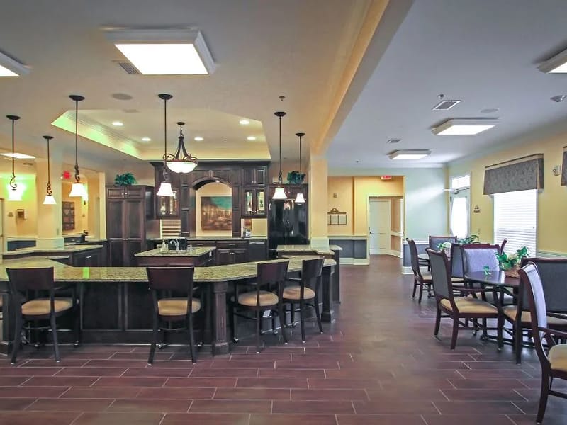 Benton House Of Blue Springs - Assisted Living in Blue Springs, MO photo 2