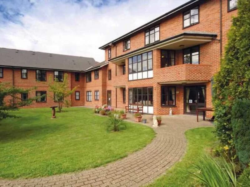 Dame Alice Court in Bedford, England photo 2