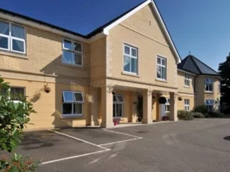 Newbrae Care Home Limited - Nursing Home in Westcliff On Sea, England photo 2