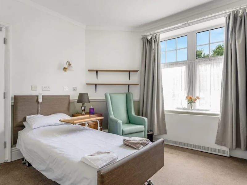 Murdoch House - Assisted Living in Wokingham, England photo 2