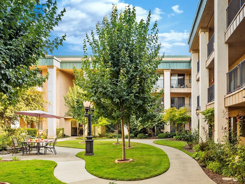 Atria Carmichael Oaks - Assisted Living in Carmichael, CA photo 3