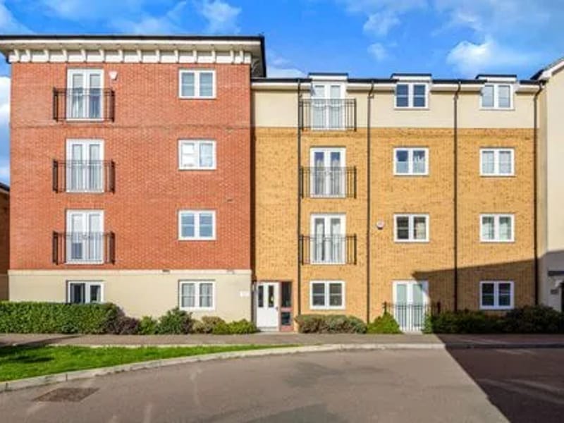 Flat 2, Blake Court in Watford, England photo 3