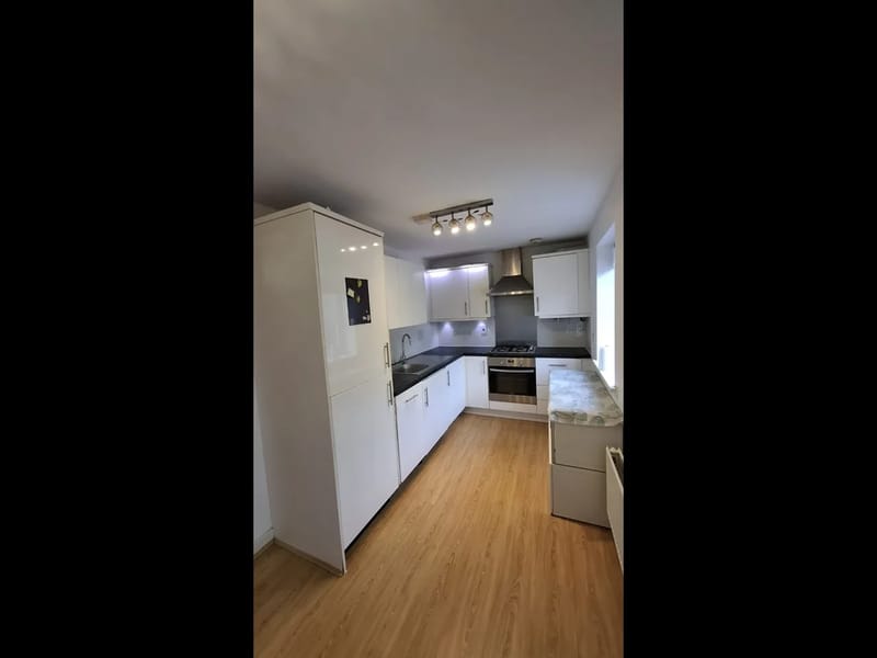 Flat 2, Blake Court in Watford, England photo 2