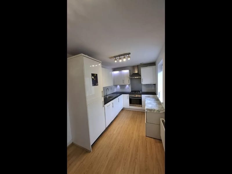 Flat 2, Blake Court in Watford, England photo 4