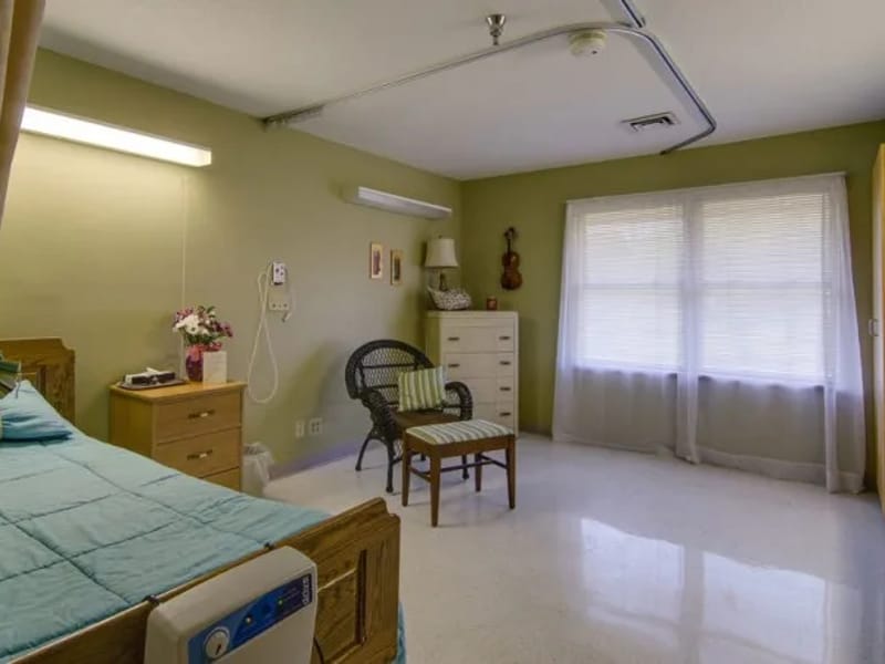 Quaker Hill Manor - Nursing Home in Baxter Springs, KS photo 3